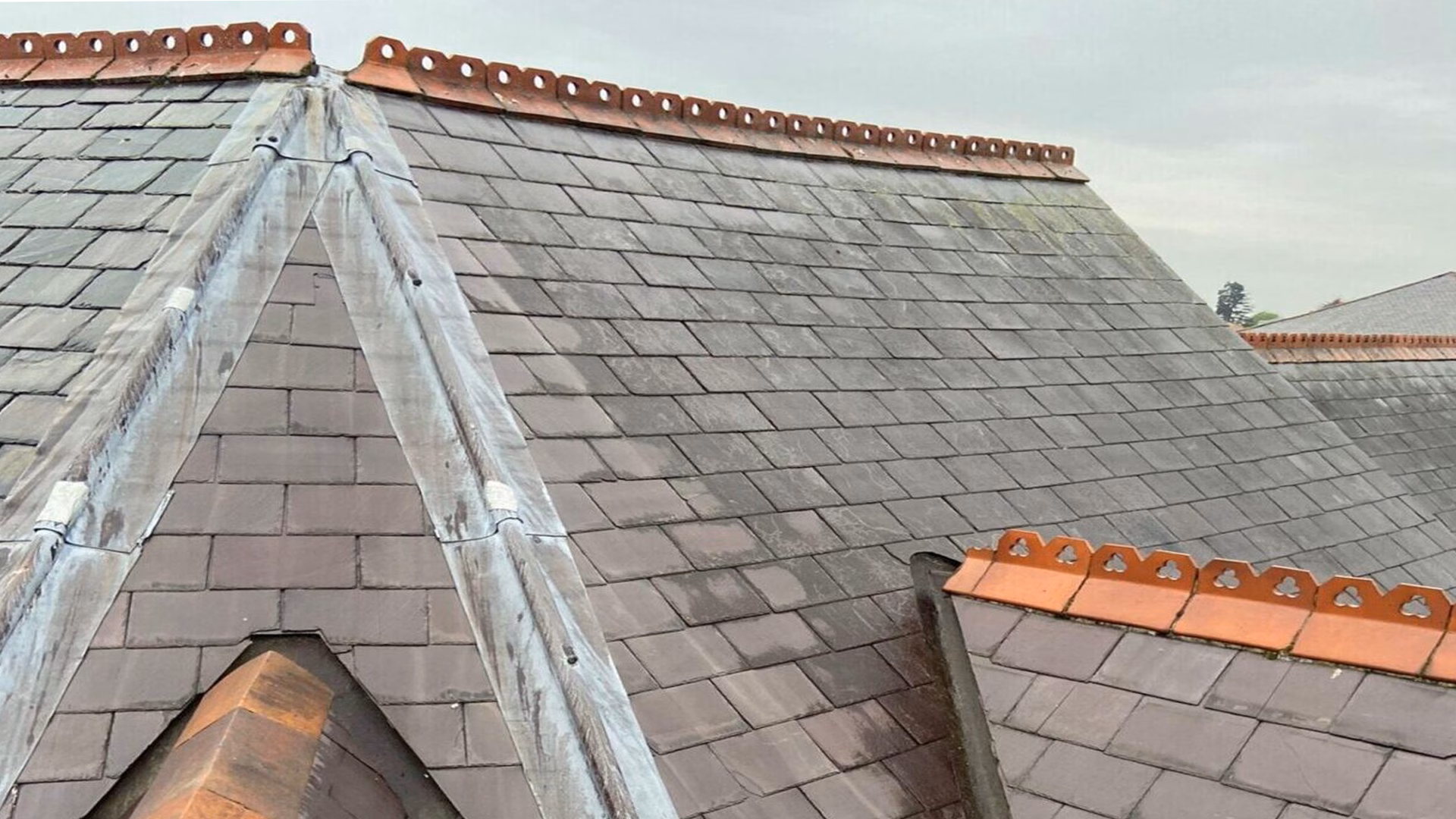 tiled-roofing-installation-with-ridged-corners Tiled roofing installation with ridges corners.